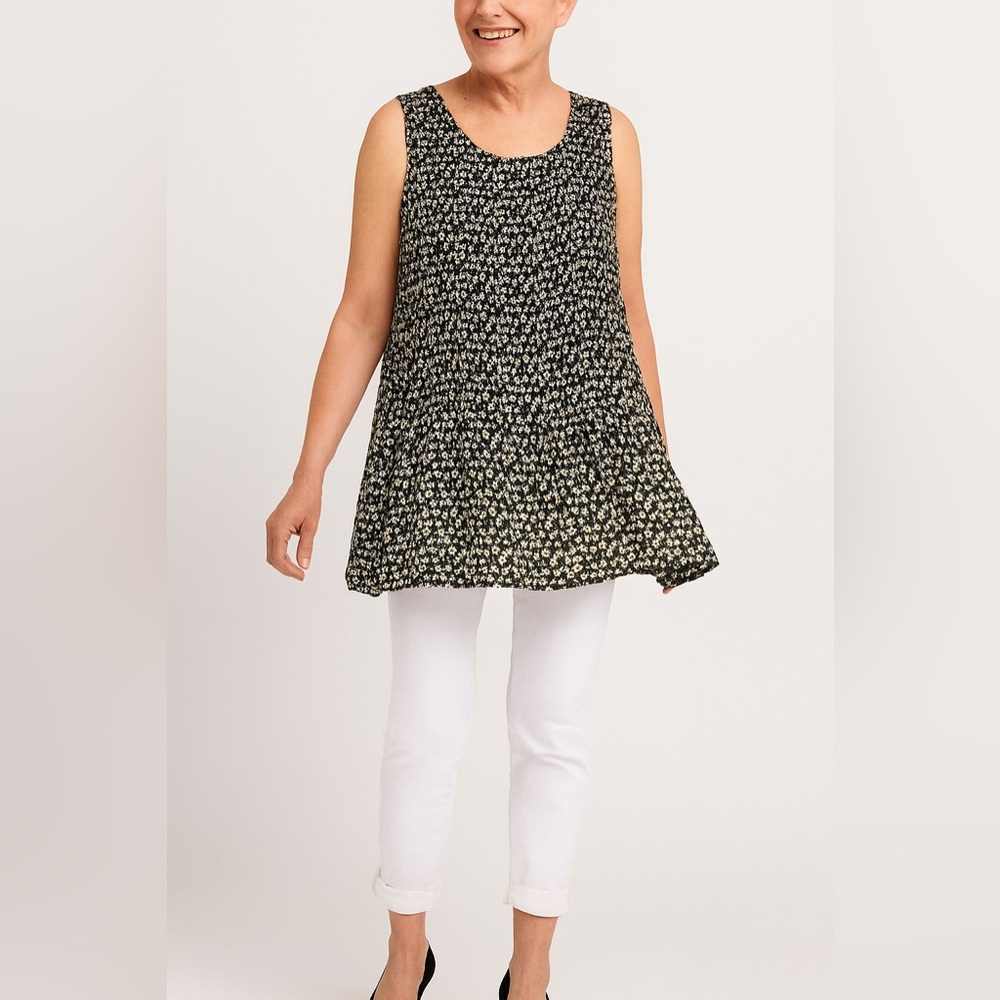 Pleione Black & White print Sleeveless pleated top with tiny ruffle hem exlg